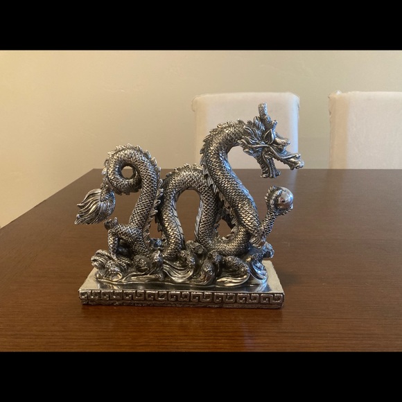 Reflective, plastic dragon decoration - Picture 4 of 7